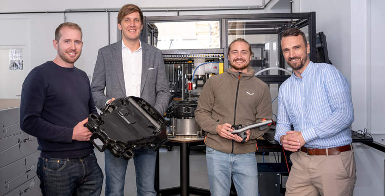 (von links) Anton Brotsmann, Benjamin Massow und Gabriel Brugger vom Zentrum für Produktion, Robotik & Automatisierung der unternehmerischen Hochschule MCI sowie STIHL Tirol Fertigungsplaner Christian Schwoch-Werner bei einem Funktionsprototypen für einen