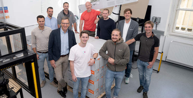 Im Bild die Teams rund um die Projektleiter Benjamin Massow seitens des MCI (2. von rechts) sowie Johannes Pfister, STIHL Tirol. (3. von links).